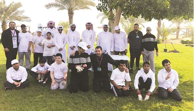 Al Daayen Municipality's cleaning and gardens sections organised an event at Simaisma Beach with the participation of students of the Shafallah Centre, as part of the one million tree planting initiative.