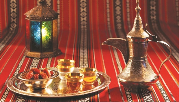 Arabic coffee is accompanied by many customs, traditions and etiquette, and they differ from one place to another and from one country to another. One of the well-known coffee customs in the Gulf and Qatar is to pour the coffee holding the coffee pot (dallah) with the left hand and the small cups with the right hand.