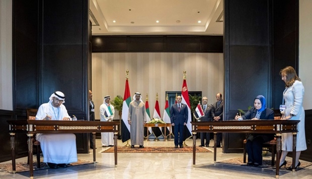 UAE President Sheikh Mohamed bin Zayed al-Nahyan (C-L) and Egypt's President Abdel Fattah el-Sisi (C-R) witnessing the signing of a memorandum of understanding between the UAE and Egypt pertaining the 10-gigawatt onshore wind project in Egypt (AFP Photo/UAE's Ministry of Presidential Affairs)