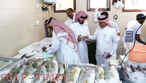 The Ministry of Economy and Commerce (MEC) has spotted 23 consumer violations at the fish markets at