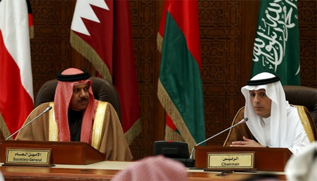 Saudi Arabia's Foreign Minister Adel al-Jubeir (R) and Secretary-General of the Gulf Cooperation Cou