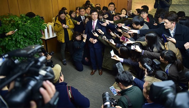 Samsung Electronics' chief negotiator Baek Soo-Hyun (C) speaks to the media after an agreement aiming to improve health and safety conditions at all Samsung's plants, in Seoul. AFP