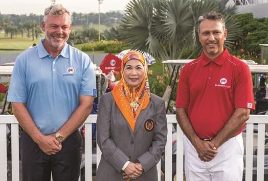 Team Europe captain Darren Clarke of Northern Ireland (L) and the Asian Team captain Jeev Milka Singh of India with Malaysiau2019s Queen Haminah Hamidun during the final practice day of the EurAsia Cup golf tournament at the Glenmarie Golf and Country Club in Shah Alam, Kuala Lumpur. (AFP)