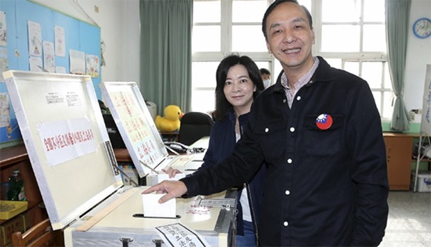 Taiwan's ruling Nationalist Kuomintang Party (KMT) chairman Eric Chu (R) and his wife Kao Wan-ching 