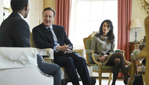 Lawyer Amal Clooney (R) sits with Britain's Prime Minister David Cameron and the former Maldives President Mohamed Nasheed (L) in 10 Downing Street, in London, Britain 23 January.