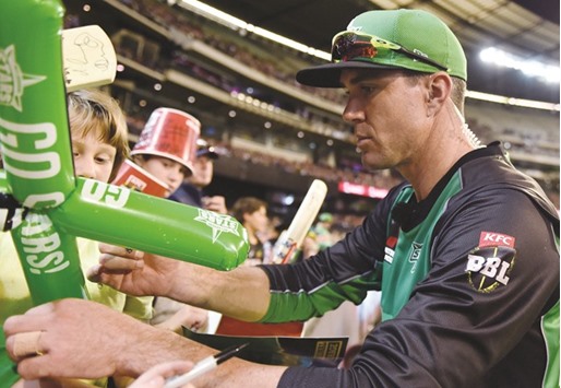 Melbourne Stars player Kevin Pietersen signs autographs during the T20 Big Bash final against Sydney Thunder at the MCG yesterday. Pietersen blasted a 39-ball 74 but lacked support from others as Sydney won with three wickets to spare. (AFP)