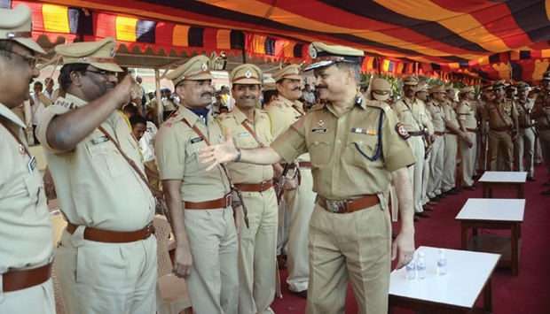 Outgoing commissioner Ahmad Javed being given a farewell by Mumbai police yesterday.