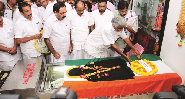 Kerala Chief Minister Oommen Chandy lays a wreath on the body of Lt Col Niranjan.