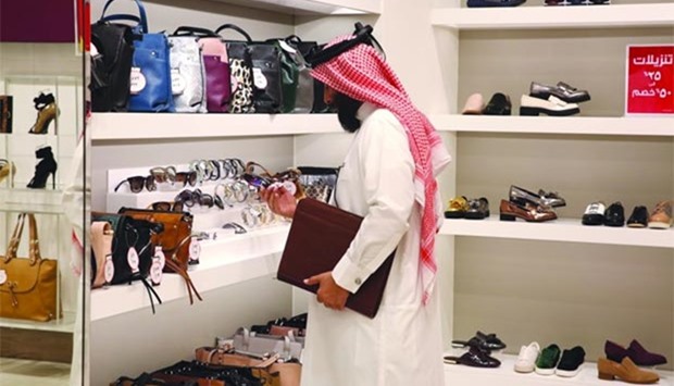 An inspector from the MEC checking products at an outlet.