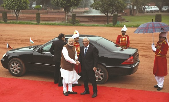 Portugalu2019s Prime Minister Antonio Costa shakes hands with his Indian counterpart Narendra Modi (left) during his ceremonial reception at the forecourt of Indiau2019s Rashtrapati Bhavan in New Delhi. Costa will attend the four-day u2018Vibrant Gujaratu2019 summit started yesterday in Gujarat.