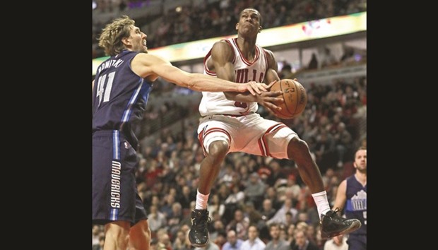 Dirk Nowitzki (R) of the Dallas Mavericks knocks the ball away from Rajon Rondo of the Chicago Bulls in Chicago. (Getty Images/AFP)