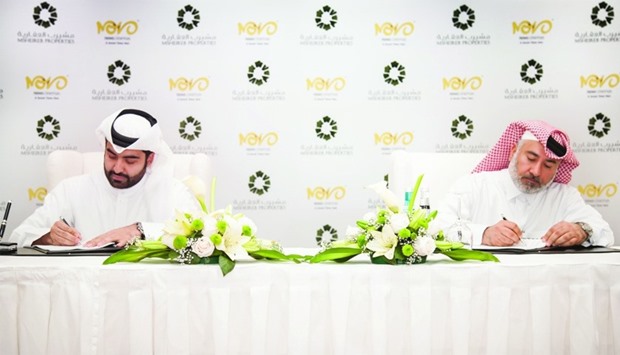 From right: Abdulla Hassan al-Mehshadi and Jaber al-Ansari signing the agreement.