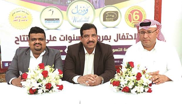 Ashraf V P, flanked by Mohamed Thaha Abdul Kareem, left, and Shamlan al-Wadhi, announcing launch of promotions and offers yesterday.