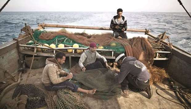 Gaza fishermen fix the nets on a boat. April 3, 2016 file picture/AFP