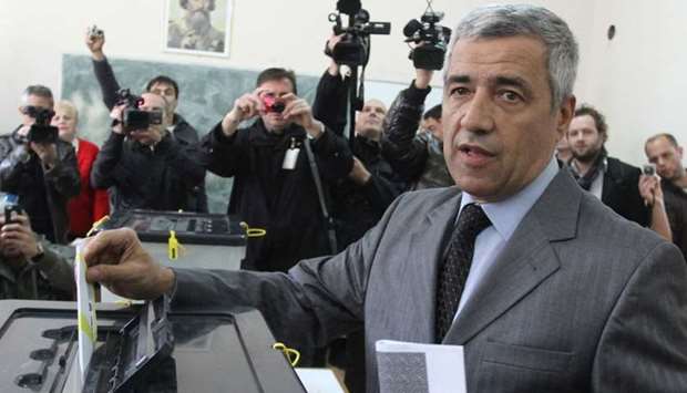 Oliver Ivanovic casting his ballot in Kosovska Mitrovica during local elections.    Photo taken on November 3, 2013.