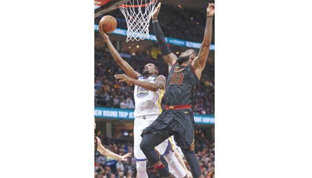 Golden State Warriorsu2019 Kevin Durant (left) shoots the ball against Cleveland Cavaliersu2019 LeBron James at Quicken Loans Arena yesterday. (Getty Images/AFP)
