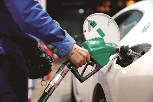 A gas station attendant pumps fuel into a customeru2019s car in Shanghai. Starting on March 1, fuel dealers and producers in China will be required to log on to a new national system for issuing invoices for all transactions of refined fuel, the State Administration of Taxation said in a policy document.