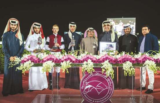 Qatar Racing and Equestrian Club (QREC) deputy chief steward Abdullah al-Kubaisi (fourth from right) and head of Media Saad al-Hajri (second from right) with the winners of the Muaither Cup after Injaaz Studu2019s Izzthatright won the 1000m race at the QREC yesterday.  PICTURE: Juhaim
