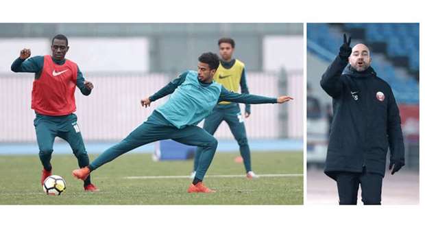 Qatar stars Almoez Ali (L) and Akram Afif train under coach Felix Sanchez (R) ahead of todayu2019s quarter-final match against Palestine.