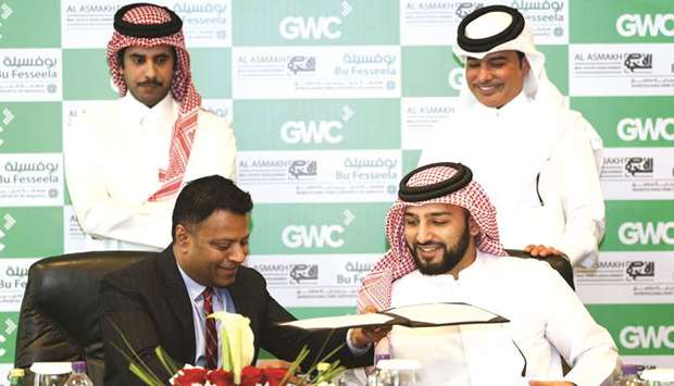 Sheikh Abdullah, Ibrahim Hassan al-Asmakh, Hassan Ibrahim al-Asmakh and Menon at the agreement signing.
