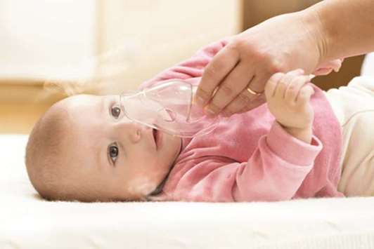 SYMPTOMS: A young child with bronchiolitis can present with a few different types of symptoms in addition to those usually seen with respiratory viruses, such as runny nose and cough.