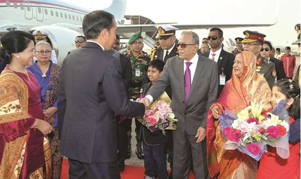 Bangladesh President Abdul Hamid receiving Indonesian President Joko Widodo in Dhaka yesterday.