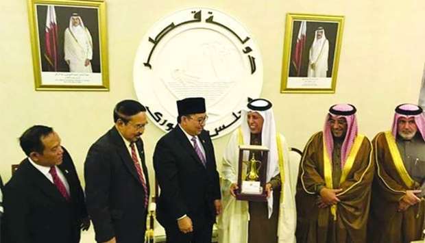 HE the Speaker of the Advisory Council Ahmed bin Abdullah bin Zaid al-Mahmoud giving a gift to Indonesian Deputy Speaker of the House of Representative Dr Fadli Zon during his visit to Doha recently. Looking on are Indonesian ambassador to Qatar Mohamed Basri Sidehabi and other dignitaries.