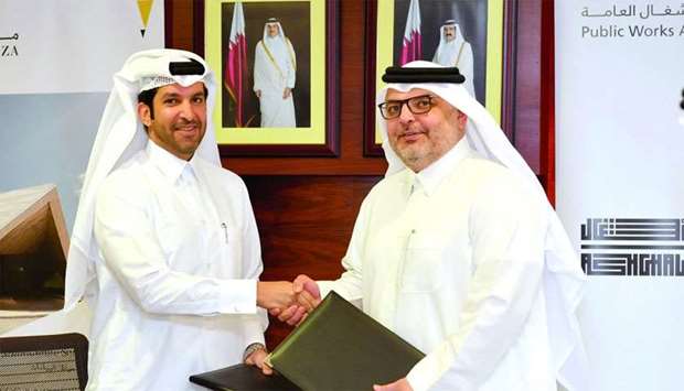 Meeza CEO engineer Ahmad Mohamed al-Kuwari and Ashghal president engineer Saad bin Ahmad al-Muhannadi shake hands after formalising the strategic contract for managed IT services.