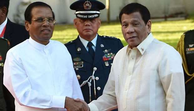 Philippine President Rodrigo Duterte (R) shakes hands with his Sri Lankan counterpart Maithripala Sirisena (L)