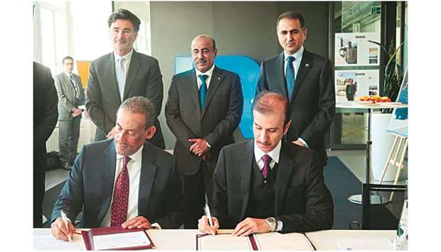 HE Jassim Seif Ahmed al-Sulaiti and Umberto de Pretto witnessing the signing of a guarantee agreement between Qatar Chamber of Commerce and Industry and the General Authority of Customs in Geneva.