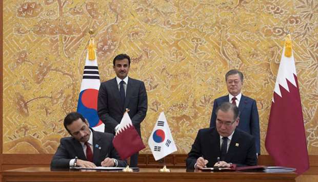 His Highness the Amir Sheikh Tamim bin Hamad Al-Thani and the President of the Republic of Korea Moon Jae-in witness the signing of a memorandum of understanding between the two countries.