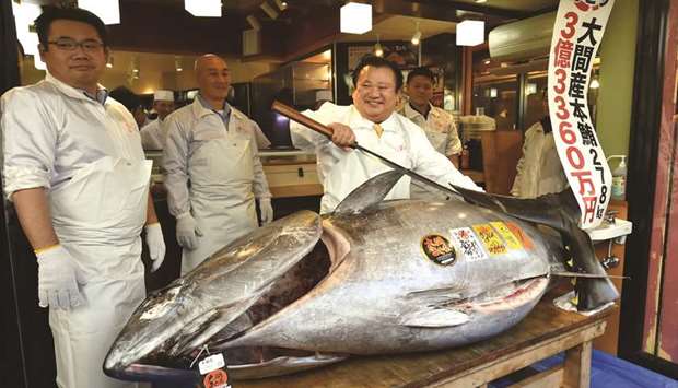 Kiyoshi Kimura, right, displays a 278kg bluefin tuna at his main restaurant in Tokyo yesterday.