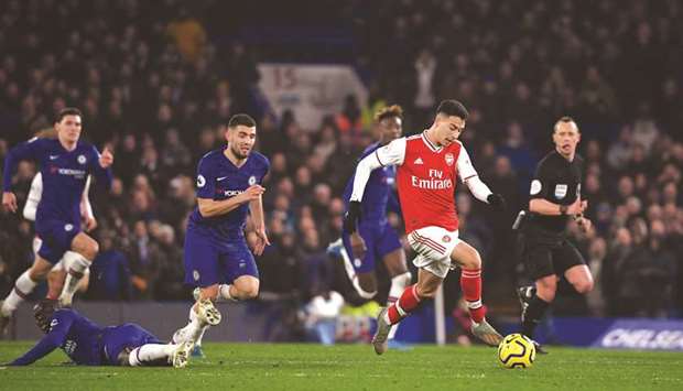 Arsenalu2019s Brazilian striker Gabriel Martinelli (right) sprints with the ball to go on and score against Chelsea during the English Premier League match at Stamford Bridge in London on Tuesday night. (AFP)