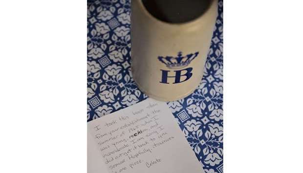 The returned mug and the note. Photo posted by Hofbraeuhaus on their Facebook page