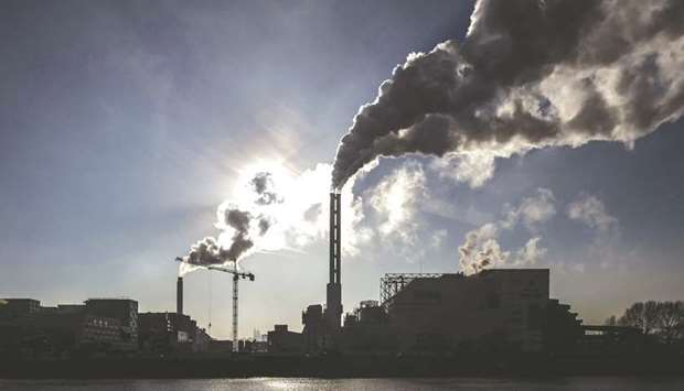 Smoke rises from the chimneys of a waste incineration plant in Saint-Ouen on the outskirts of the French capital Paris (file). The green deal is aimed at putting Europe in sync with the objectives of the Paris Agreement on climate change.