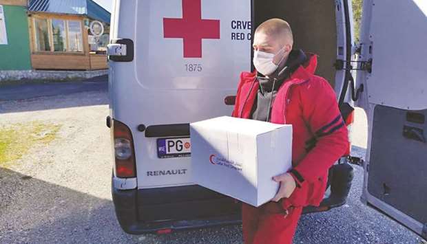 The Red Cross of Montenegro distributes hygiene kits to beneficiaries.