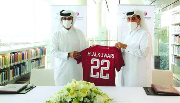 HE Dr Hamad bin Abdulaziz al-Kawari and Sheikh Hamad bin Khalifa bin Ahmad al-Thani at the signing ceremony