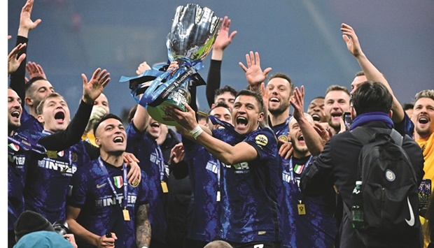 Inter Milanu2019s Alexis Sanchez and teammates celebrate winning the Italian Super Cup after beating Juventus at San Siro in Milan, Italy. (Reuters)