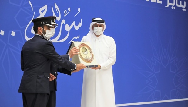 Prime Minister gives away certificates at Police College