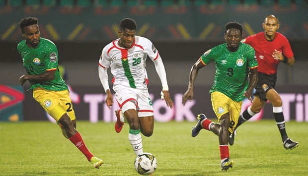 Burkina Fasou2019s forward Dango Ouattara (centre) runs with the ball as he is marked by Ethiopiau2019s defender Ramadan Yusef (left) and midfielder Amanuel Yohannes during their Group A, Africa Cup of Nations (CAN) 2021 match at Stade de Kouekong in Bafoussam yesterday. (AFP)