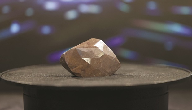 The diamond is believed to have been created when a meteorite or an asteroid hit the Earth more than 2.6bn years ago, according to Sotheby's auction house jewellery specialist Sophie Stevens.