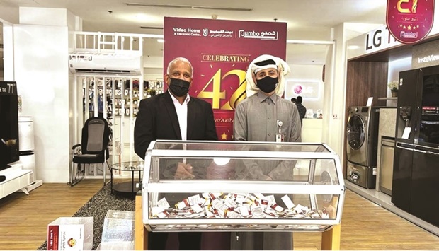 Ranjith Abraham, head of Retail at Jumbo Electronics, along with the MoCI representative. 