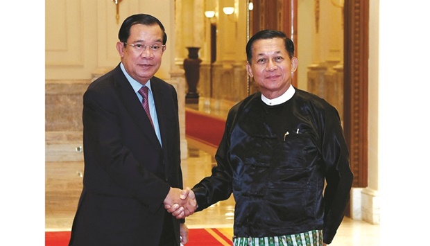 Cambodiau2019s Prime Minister Hun Sen (left) meeting with Myanmar military chief Min Aung Hlaing (right) during a dinner in Naypyidaw.