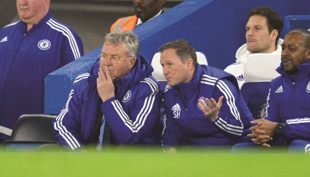 Chelseau2019s Dutch manager Guus Hiddink (left).
