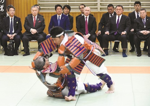 Putin, Abe, former Japanese prime minister Yoshiro Mori (second left) and All Japan Judo Federation vice-chairman Yasuhiro Yamashita (second right) watch a demonstration during a visit to the Kodokan judo hall in Tokyo yesterday.