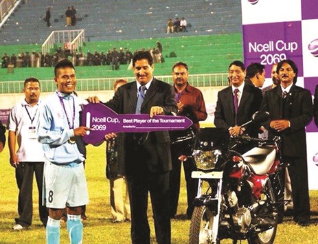 Shiva Shrestha receiving the best player award from NCELL.