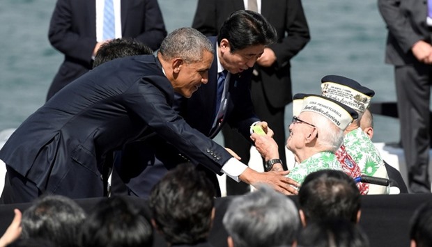 US President Barack Obama and Japanese Prime Minister Shinzo Abe greet Pearl Harbor survivors