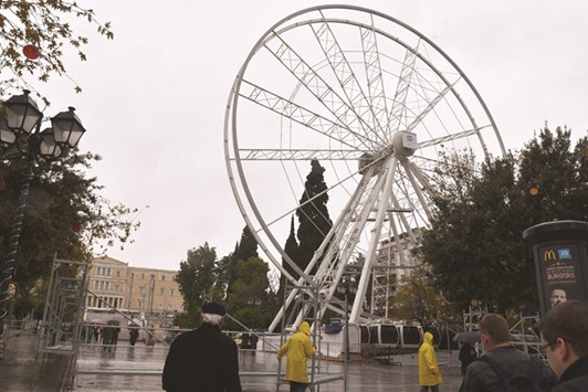 Workers prepare to dismantle the Ferris wheel at Athenu2019s Syntagma Square yesterday.