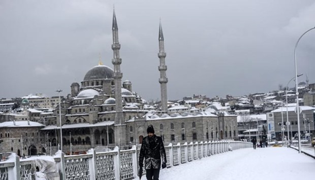  Heavy snowfall and storm have caused power disruption in Istanbul.