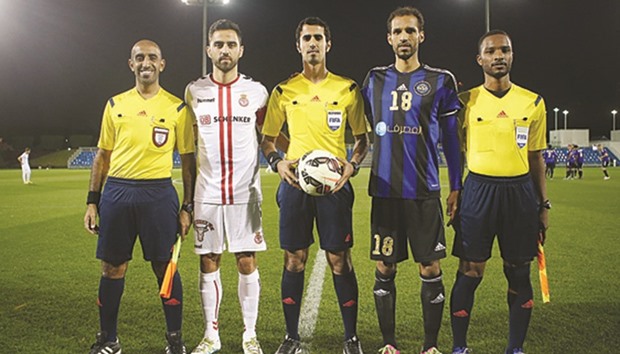 Captains of Cultural Deportiva Leonesa and Al Sailiya with the match referees.